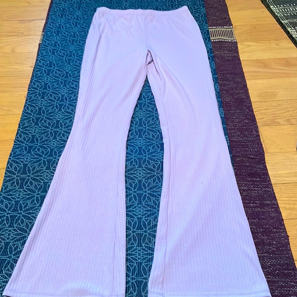 Flared yoga pants - pastel purple - ribbed